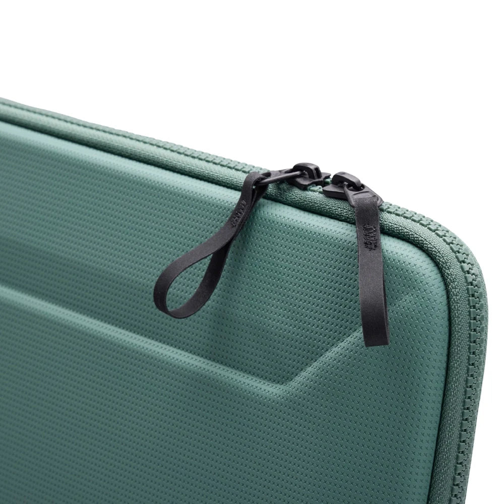Funda_Thule_Gauntlet_5_para_MacBook_Pro_14_Verde_Brumoso_Posicion_5_iShop_Panamá