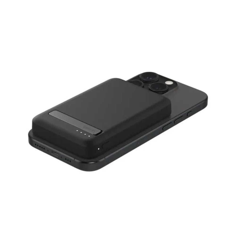 Bateria_Inalambrica_Belkin_5000mAh_con_MagSafe_y_Soporte_Negro_Imagen_posicion_4_iShop_Panama_