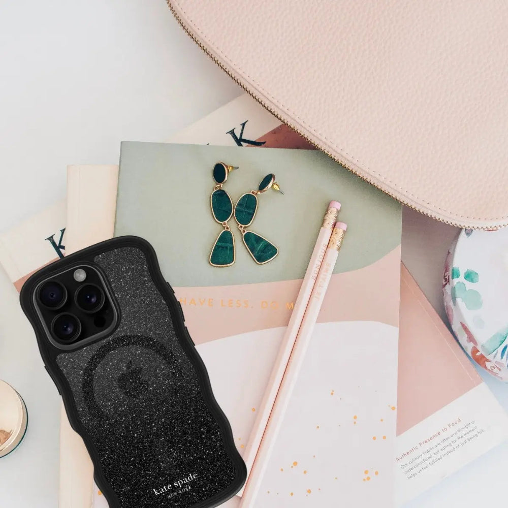 Case Kate Spade Wavy con Magsafe para iPhone 16 Pro Max - Negro