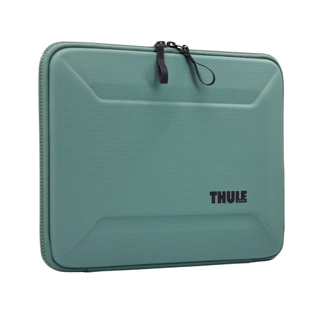 Funda_Thule_Gauntlet_5_para_MacBook_Pro_14_Verde_Brumoso_Posicion_1_iShop_Panamá
