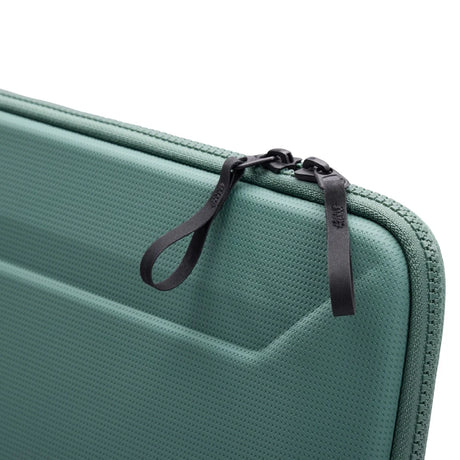 Funda_Thule_Gauntlet_5_para_MacBook_Pro_14_Verde_Brumoso_Posicion_5_iShop_Panamá