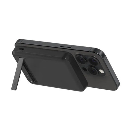Bateria_Inalambrica_Belkin_5000mAh_con_MagSafe_y_Soporte_Negro_Imagen_posicion_2_iShop_Panama_
