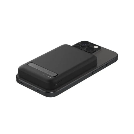 Bateria_Inalambrica_Belkin_5000mAh_con_MagSafe_y_Soporte_Negro_Imagen_posicion_4_iShop_Panama_